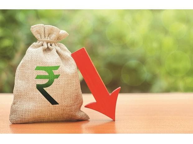 Rupee breaches 82/$1 for first time as Fed officials back rate hike view- QHN