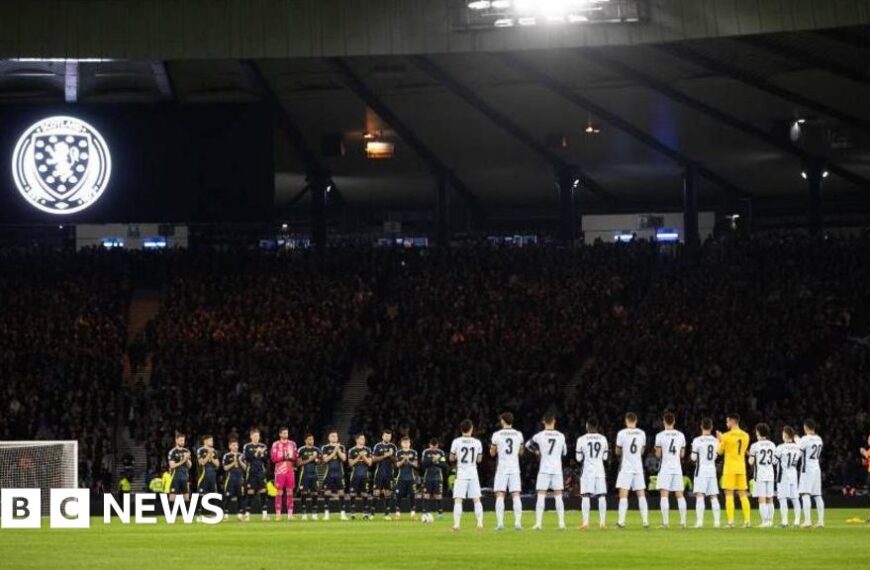 Scotland fans pay tribute to Alex Salmond with minute’s applause- QHN